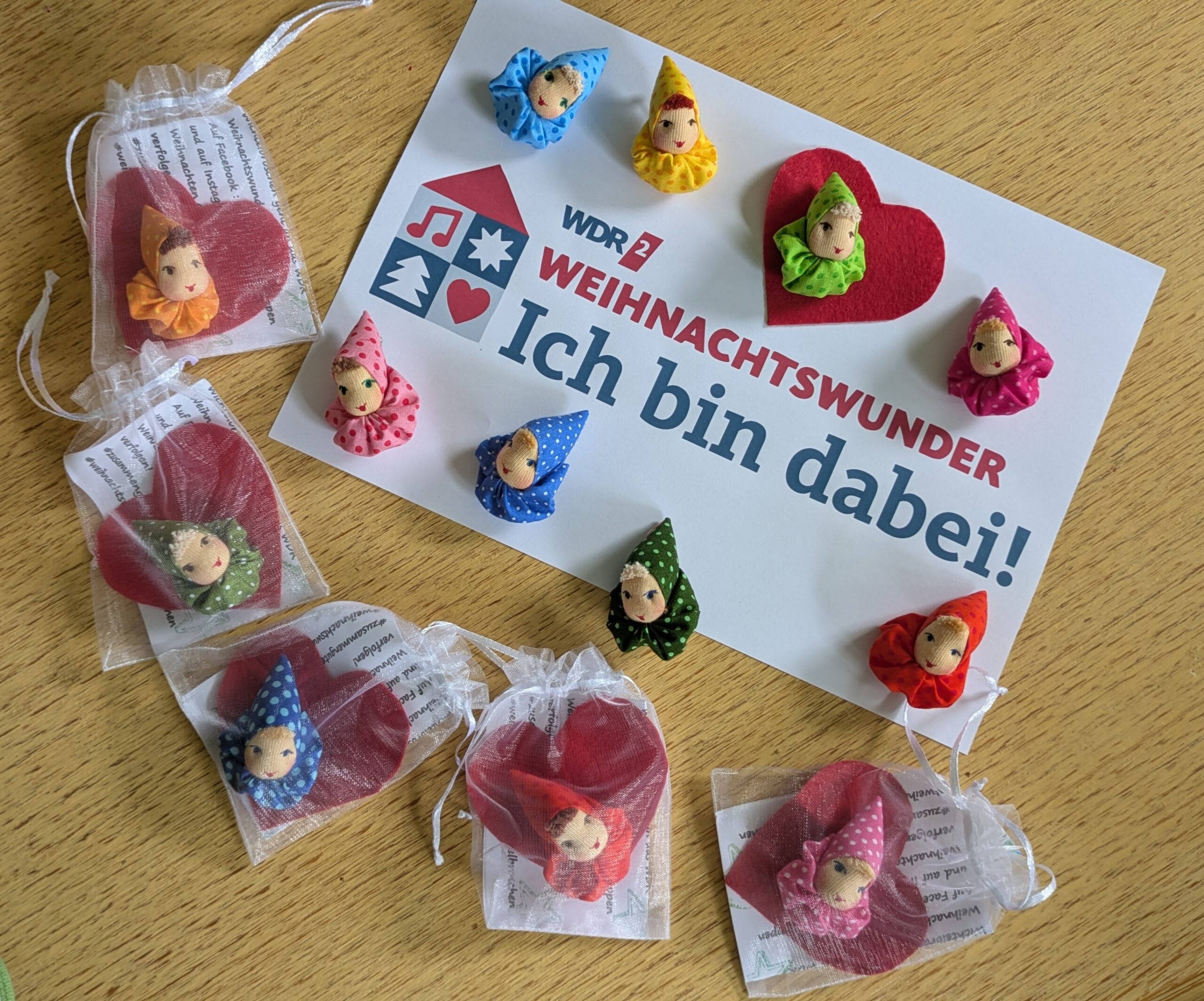 Weihnachtswunder-Wichtelbroschen